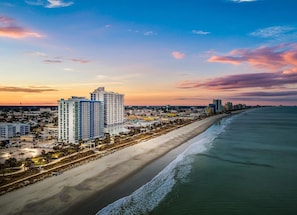 On the beach - 🏖️Stunning Ocean Views | Pools + Hot Tub | Bay View Resort 1004/1005🏖️ (Myrtle Beach)
