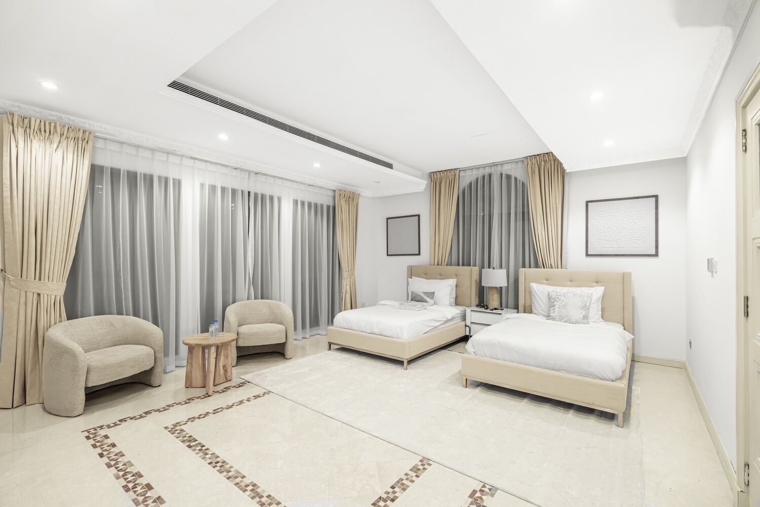 5 室のベッドル  ーム、アイロン / アイロン台、WiFi、ベッドシーツ