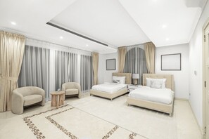 5 bedrooms, iron/ironing board, WiFi, bed sheets