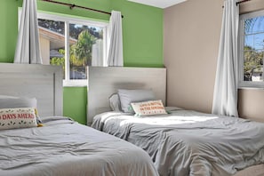 4 bedrooms, iron/ironing board, WiFi, bed sheets