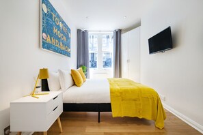 1 habitación, tabla de planchar con plancha y cuna de viaje 