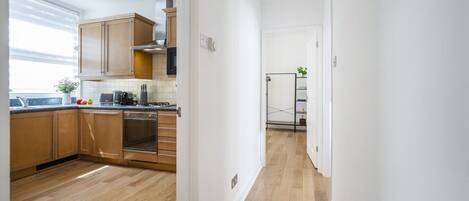 Een koelkast, een microgolfoven, een oven, een kookplaat