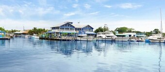 Sailfish Suites 10 - Waterfront and Pet Friendly