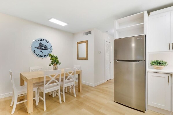Dining - Sailfish Suites 10 - Waterfront and Pet Friendly (Stuart)