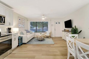 Interior - Sailfish Suites 10 - Waterfront and Pet Friendly (Stuart)