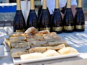 A table with several bottles of wine and slices of bread. - HOTEL REGAL (Rivazzurra)