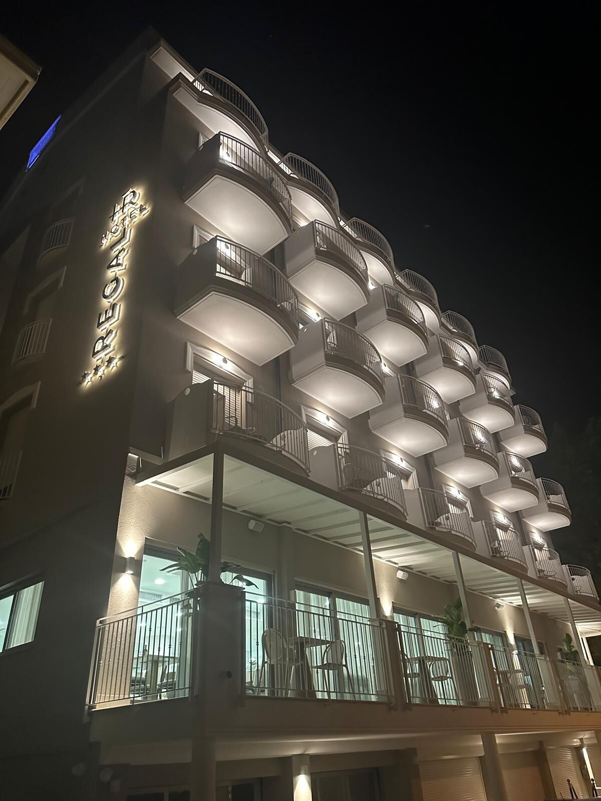 Fassade der Unterkunft – Abend/Nacht