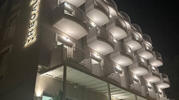 Fassade der Unterkunft – Abend/Nacht