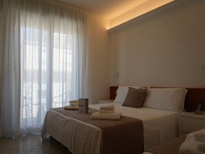 Minibar, bureau, Wi-Fi gratuit, draps fournis