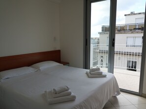 Minibar, Schreibtisch, kostenloses WLAN, Bettwäsche