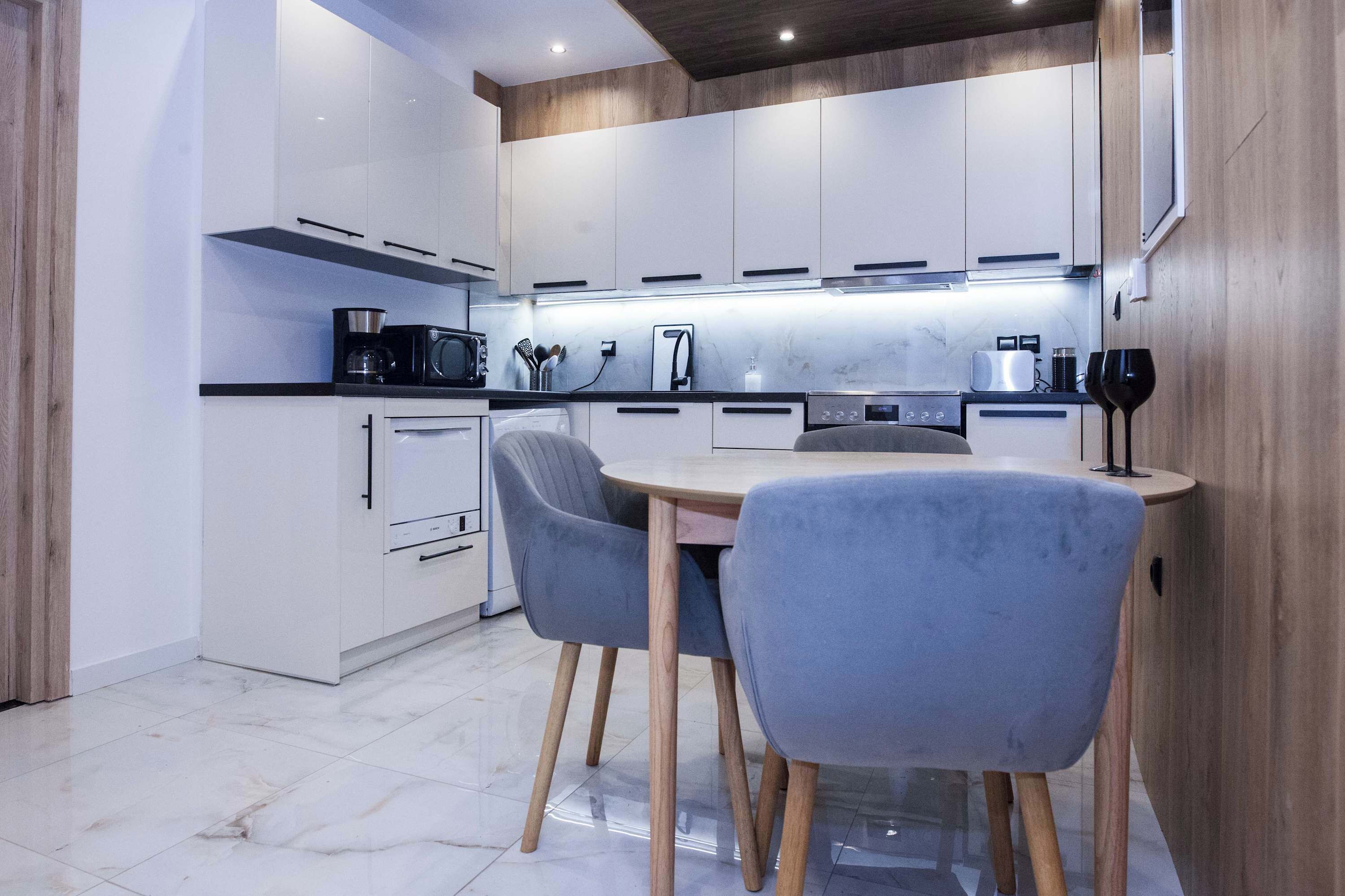 Køleskab, mikrobølgeovn, ovn, kogeplade