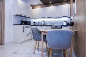 Réfrigérateur, four à micro-ondes, un four, surface de cuisson