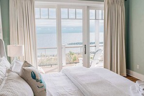 4 habitaciones, escritorio y tabla de planchar con plancha