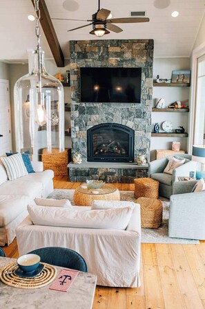 Televisión, chimenea, oficina