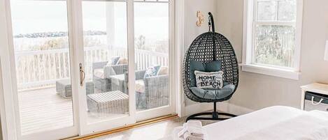 4 habitaciones, escritorio y tabla de planchar con plancha