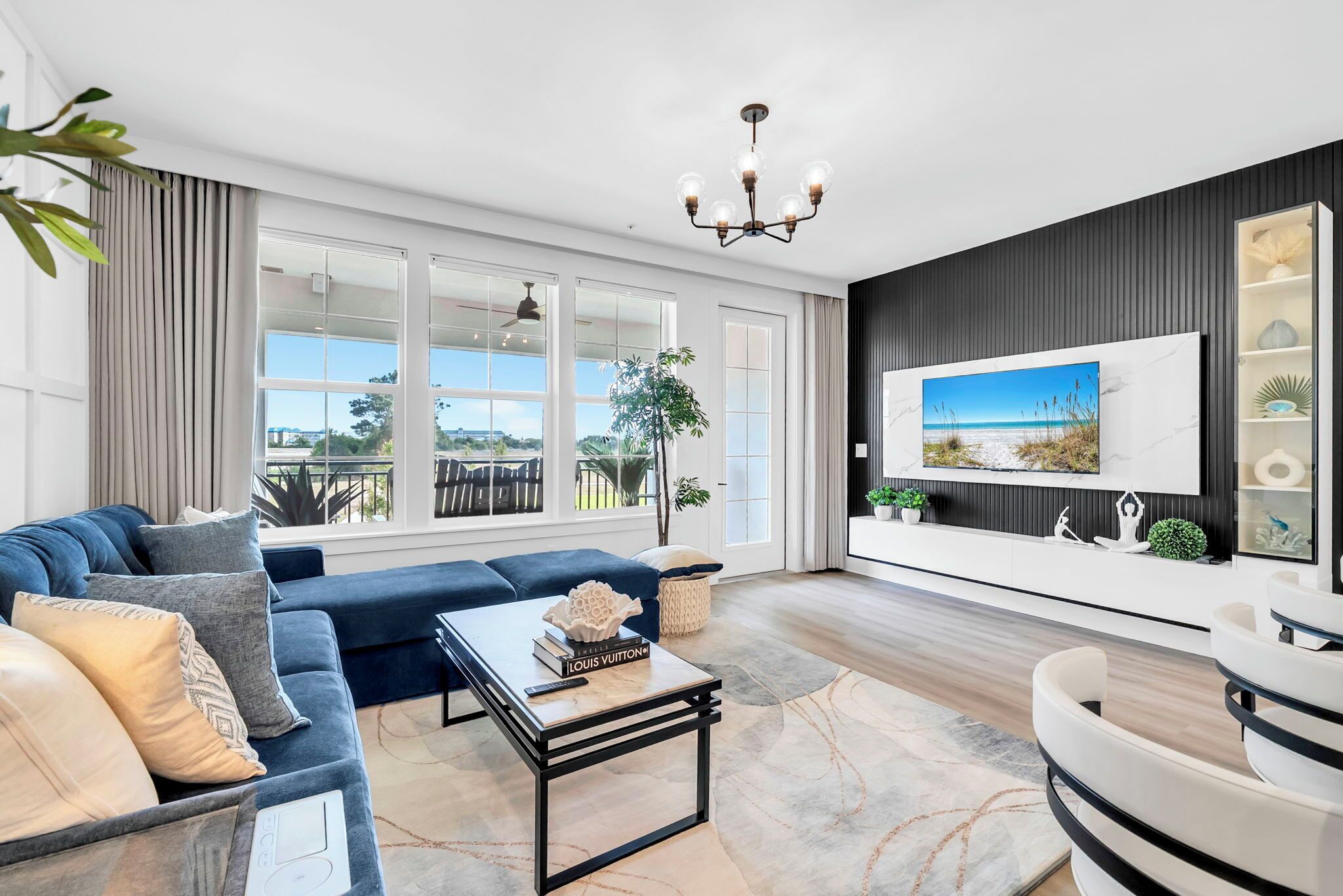 Una sala de estar moderna con un sofá modular, una mesa de centro y un ventanal con vistas al exterior.