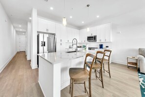 Jääkaappi, mikroaaltouuni, uuni, liesi