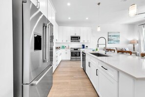 Kjøleskap, mikrobølgeovn, ovn og kokeplater