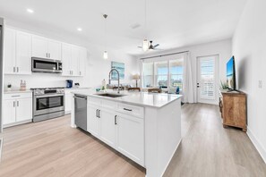 Geladeira, micro-ondas, fogão, cooktop