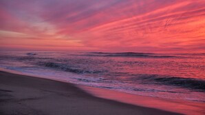 A beach with waves and a sunset sky. - 2 Miles to Coast Guard Beach! (Eastham)