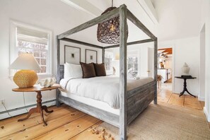 4 bedrooms, iron/ironing board, WiFi, bed sheets - Renovated Cozy Cabin 5 Min to Beach! (Barnstable)