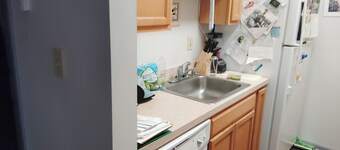 2 bedroom apartment for rent, Great Location minutes to Churchill Downs.