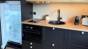 Wasserkocher mit Kaffee-/Teezubehör, Kühlschrank, Mikrowelle, Ofen