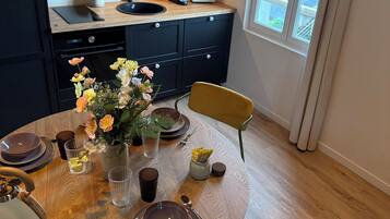 Réfrigérateur, micro-ondes, four, plaque de cuisson