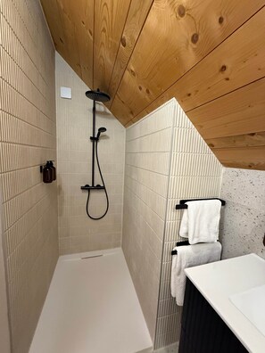 Shower, hair dryer, towels, soap - Savoyard Apartment (Chanaz)