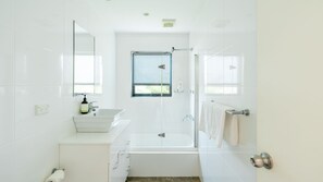 Shower, hair dryer, soap - Slow Down, Soak It In – Stay by the Beach at Gwinganna Views (Kiama)