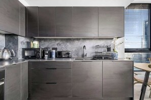 Kühlschrank, Mikrowelle, Ofen, Herdplatte