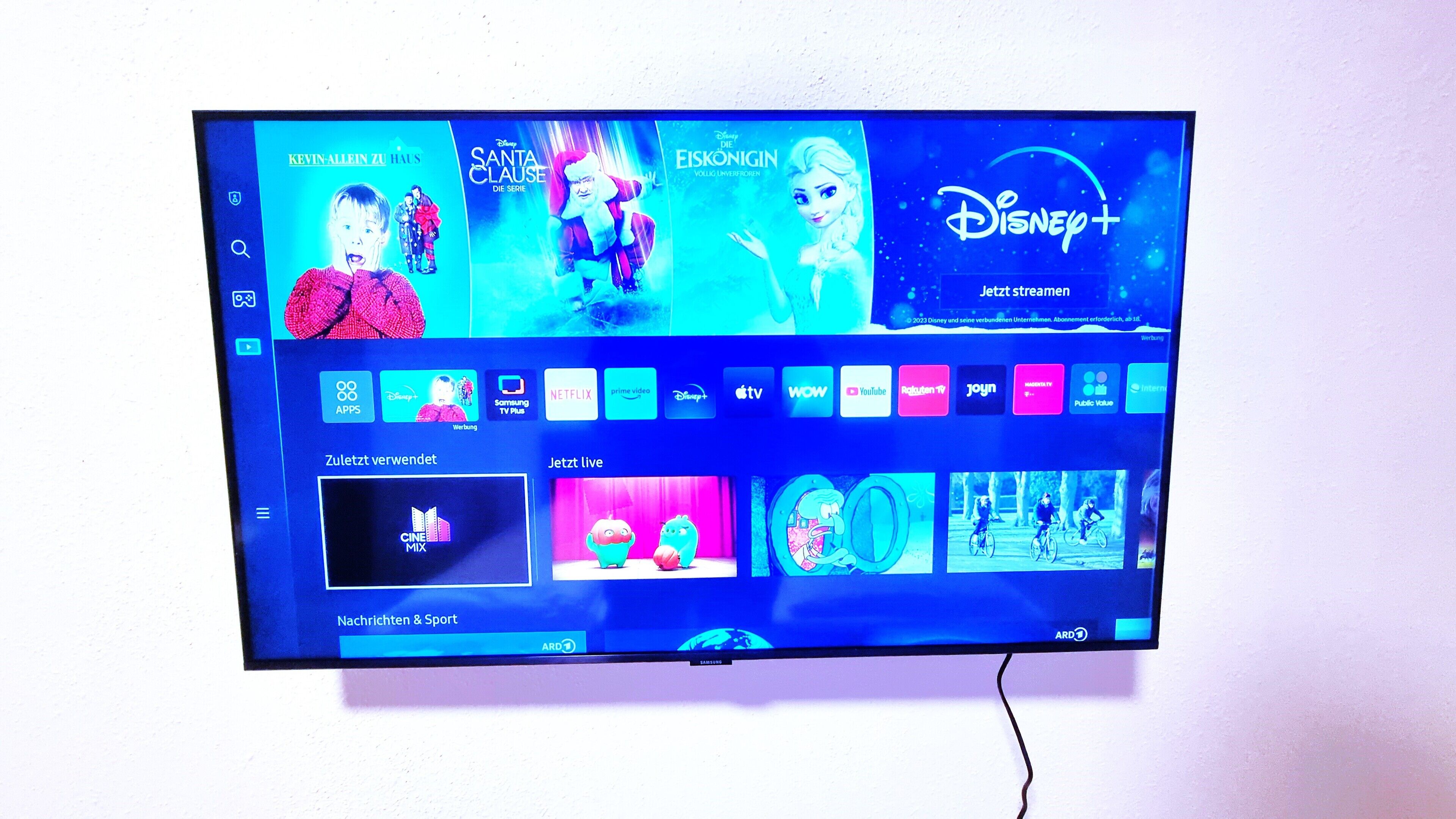 Una pantalla de televisión mostrando una interfaz de servicio de streaming con diversas series y aplicaciones de Disney.