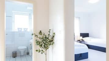 Apartamento, 2 quartos, sacada | 1 quarto, ferros/tábuas de passar roupa, Wi-Fi de cortesia