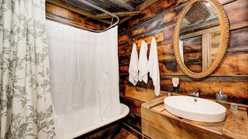 Een douche, milieuvriendelijke toiletartikelen, een haardroger