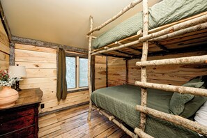 3 quartos, cofres nos quartos, ferros/tábuas de passar roupa