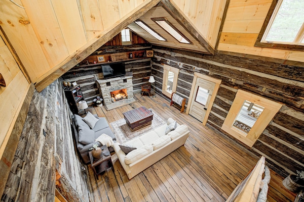 TV connectée, cheminée, livres