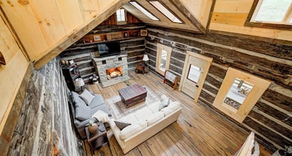 Private 3.5 acre Waterfront Cabin with Hot Tub, WiFi, Minutes from Nashville