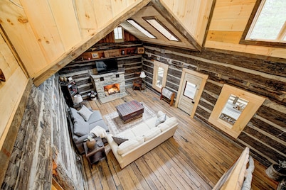 Private 3.5 acre Waterfront Cabin with Hot Tub, WiFi, Minutes from Nashville