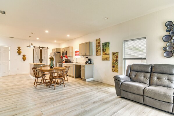 House (3 Bedrooms) | Interior