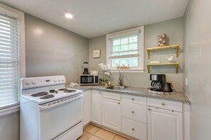 Apartment (2 Bedrooms) | Interior - 2 Mi to Dtwn Pensacola: Charming Apartment (Pensacola)