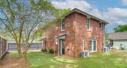 2 Mi to Dtwn Pensacola: Charming Apartment