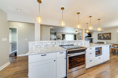 4 Mi to Churchill Downs: Updated Retreat w/ Deck!