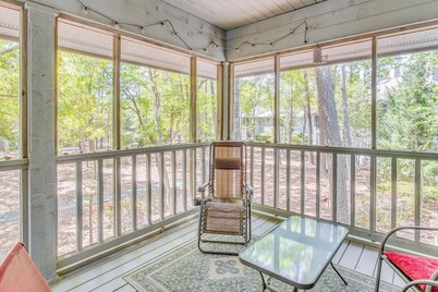 3 Mi to Cherry Grove Beach: Coastal Condo Retreat!