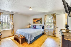 House (2 Bedrooms) | Interior - 5 Mi to Lake Keowee: Stylish Salem Home w/ Yard! (Salem)