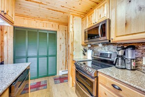 Apartment (2 Bedrooms) | Interior - 1 Mi to Rocky Mtn Nat'l Park: Estes Park Townhome (Estes Park)