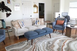 Smart TV, chimenea, libros, monitor de computadora