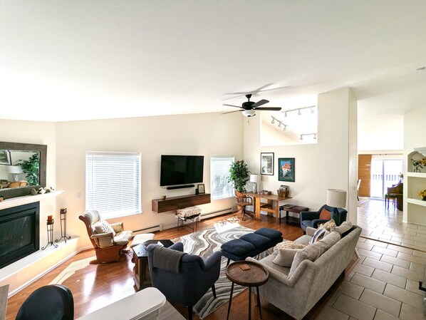 Smart TV, chimenea, libros, monitor de computadora