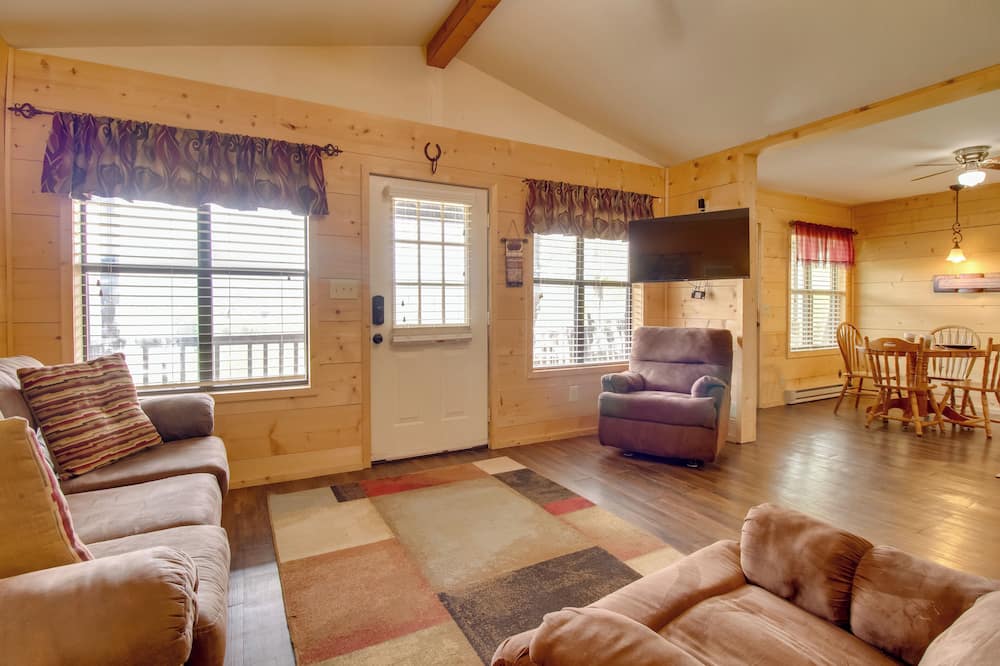 Cabin Getaway in Mountain View w/ Porch + Grill - Optimus, AR