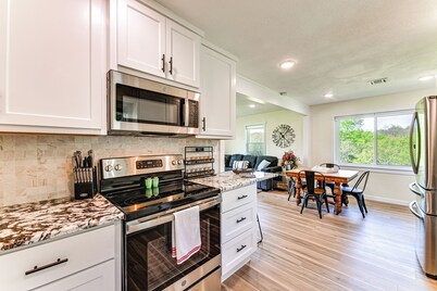 5 Mi to Lake Texoma: Wooded Retreat on 3 Acres!