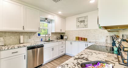 5 Mi to Lake Texoma: Wooded Retreat on 3 Acres!